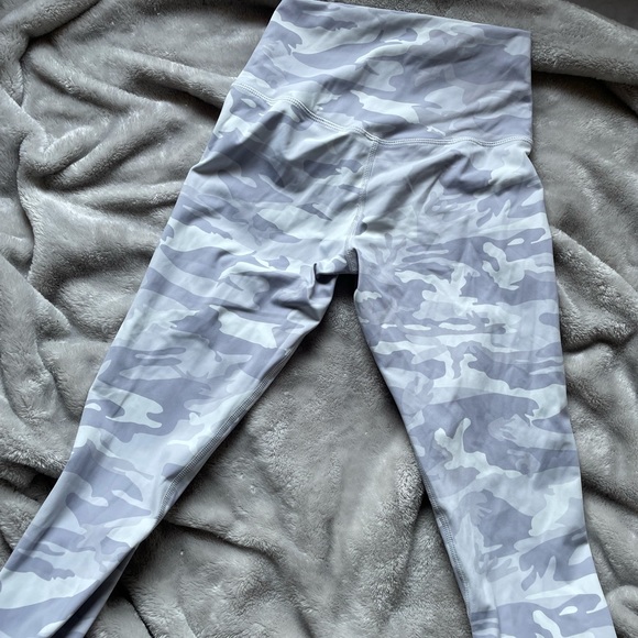 WHITE PRINT LEGGINGS - Picture 2 of 3